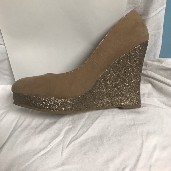 Fegalicious tan and gold wedges - Picture 3 of 5